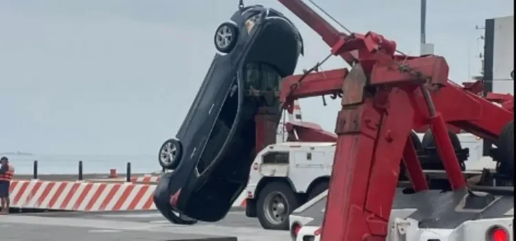 Cae auto al malecón de Veracruz; hay dos muertos