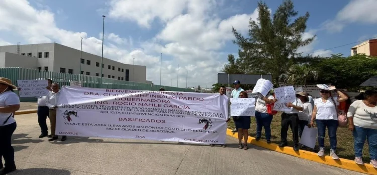 Reciben a Sheinbaum en Veracruz con manifestaciones y peticiones de apoyo