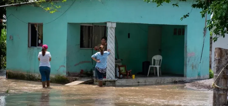 Se inundan en Tlalixcoyan tras lluvias Se inundan en Tlalixcoyan tras lluvias