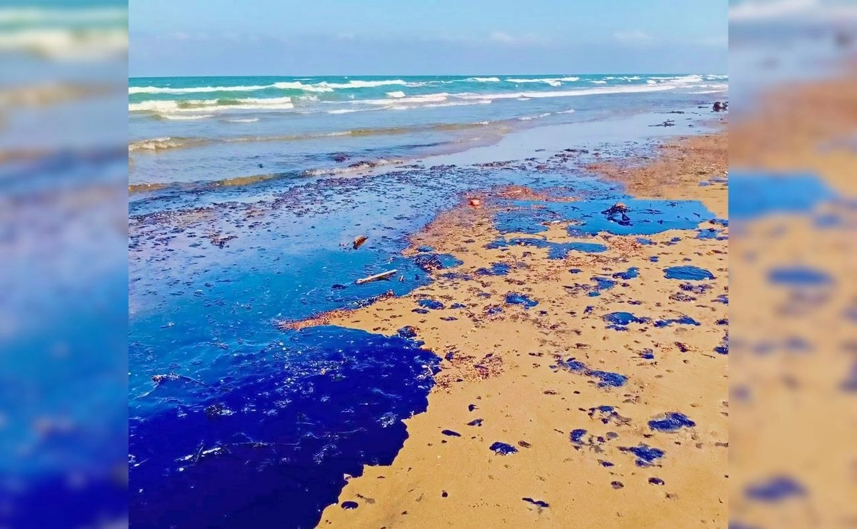 Califican de “etnocidio” el derrame de combustible en costas de Veracruz