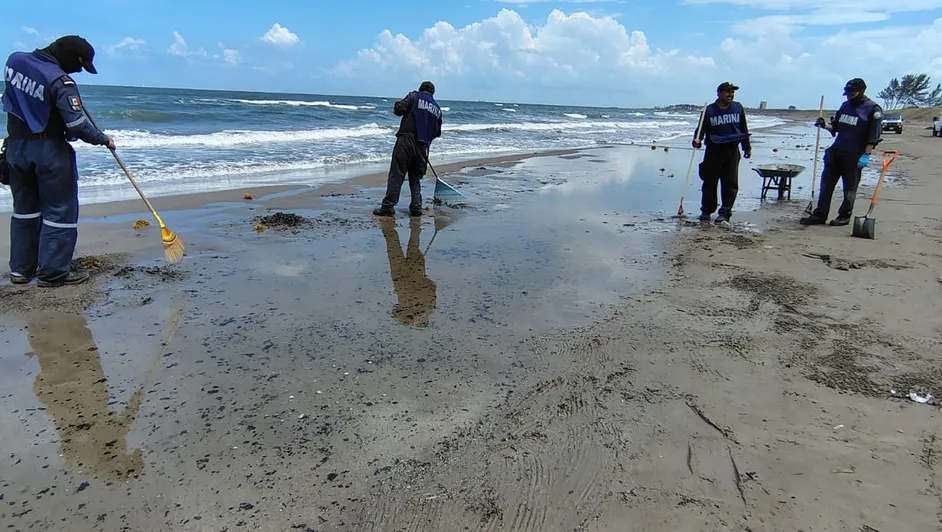 Rocío Nahle defiende a petrolera tras derrame de hidrocarburo en el litoral veracruzano