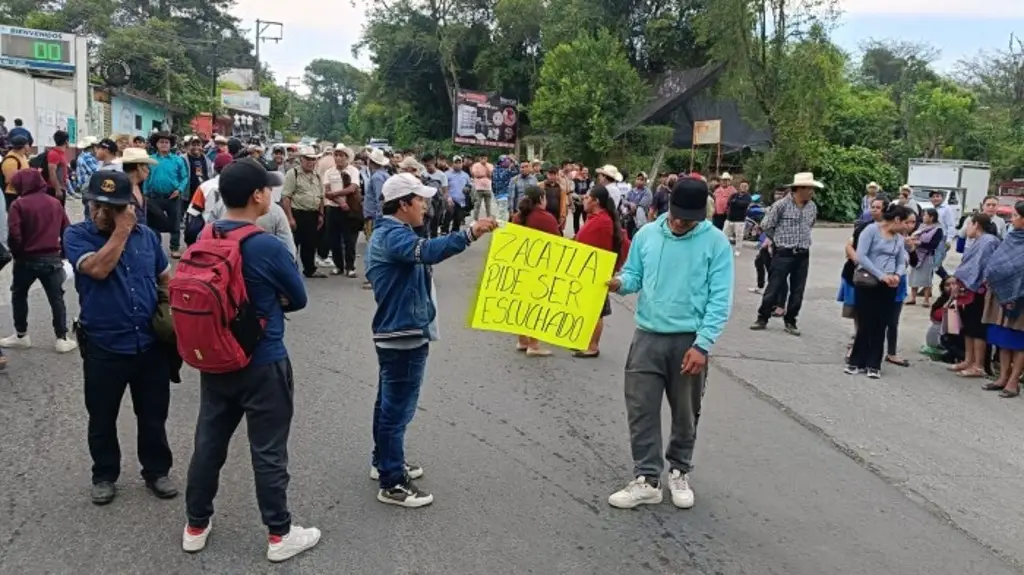 Protesta en Coscomatepec deja daños y bloqueo carretero