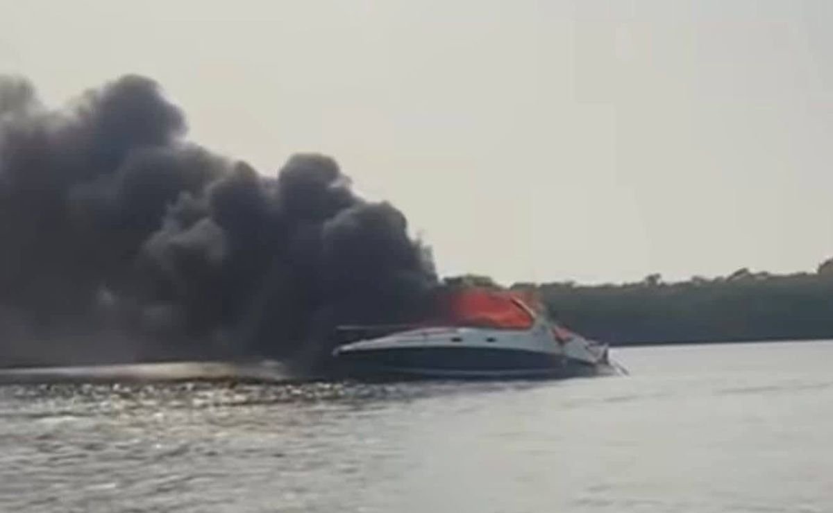 Yate se incendia en Veracruz; tripulantes se arrojaron al mar