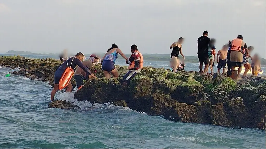Rescatan a mujeres y menores de edad en playa de Veracruz