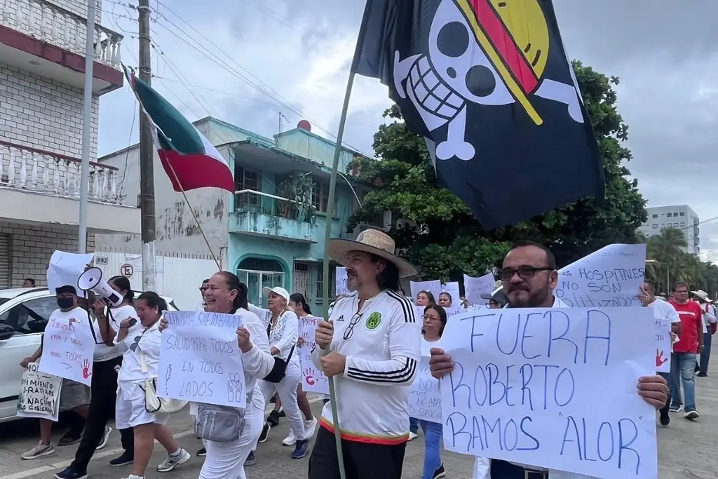 Marchan en Veracruz por falta de medicamentos e insumos en hospitales