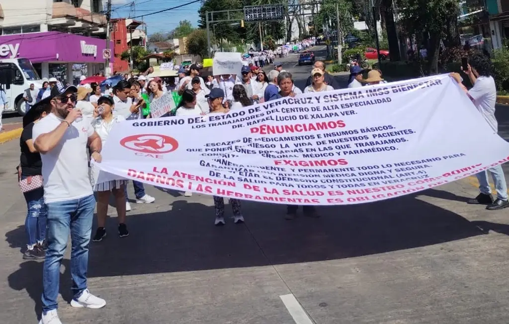 Marchan para exigir renuncia de Ramos Alor y abasto de insumos en Xalapa