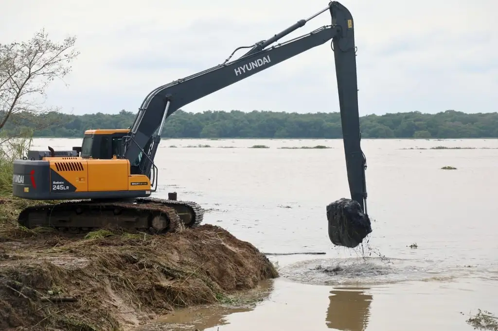 Baja el nivel del agua en zonas inundadas de Nanchital tras lluvias