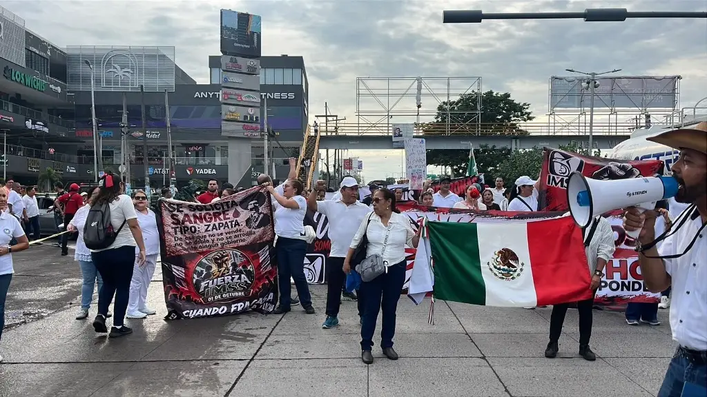 Trabajadores del IMSS salen a las calles en Veracruz para exigir insumos y mejoras laborales